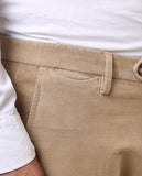 Calças Chinos Soft Slim em Bege Escuro