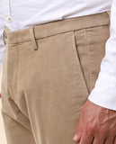 Calças Chinos Soft Slim em Bege Escuro