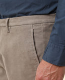 Calças Chinos Soft Slim em Bege Escuro