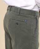 Calças Chinos Regular em Verde Escuro