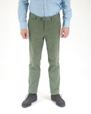 Pantalón Chino Regular en Verde Oliva