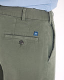 Pantalón Chino Regular en Verde Oliva